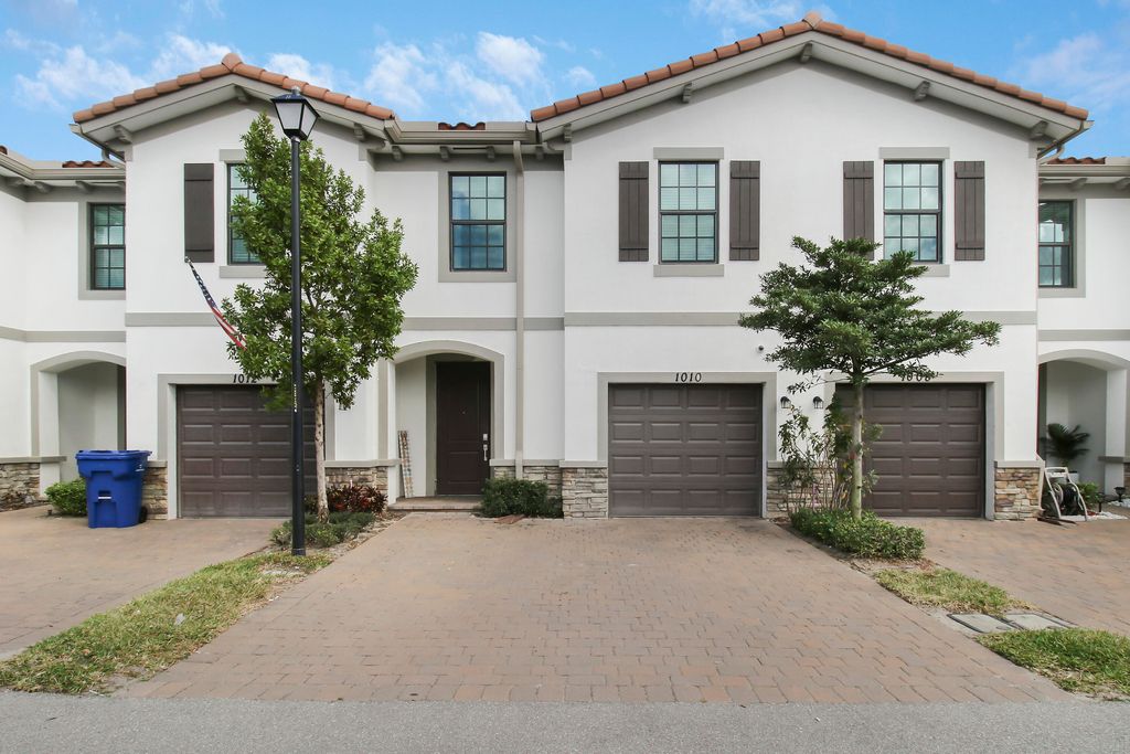 Photo of 1010 Willow Place, Palm Beach Gardens, FL 33410 (MLS # R10961784)