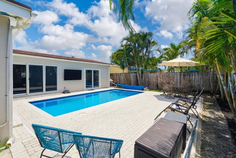 Tiny photo for 250 NE 57th Street, Oakland Park, FL 33334 (MLS # B26049907)