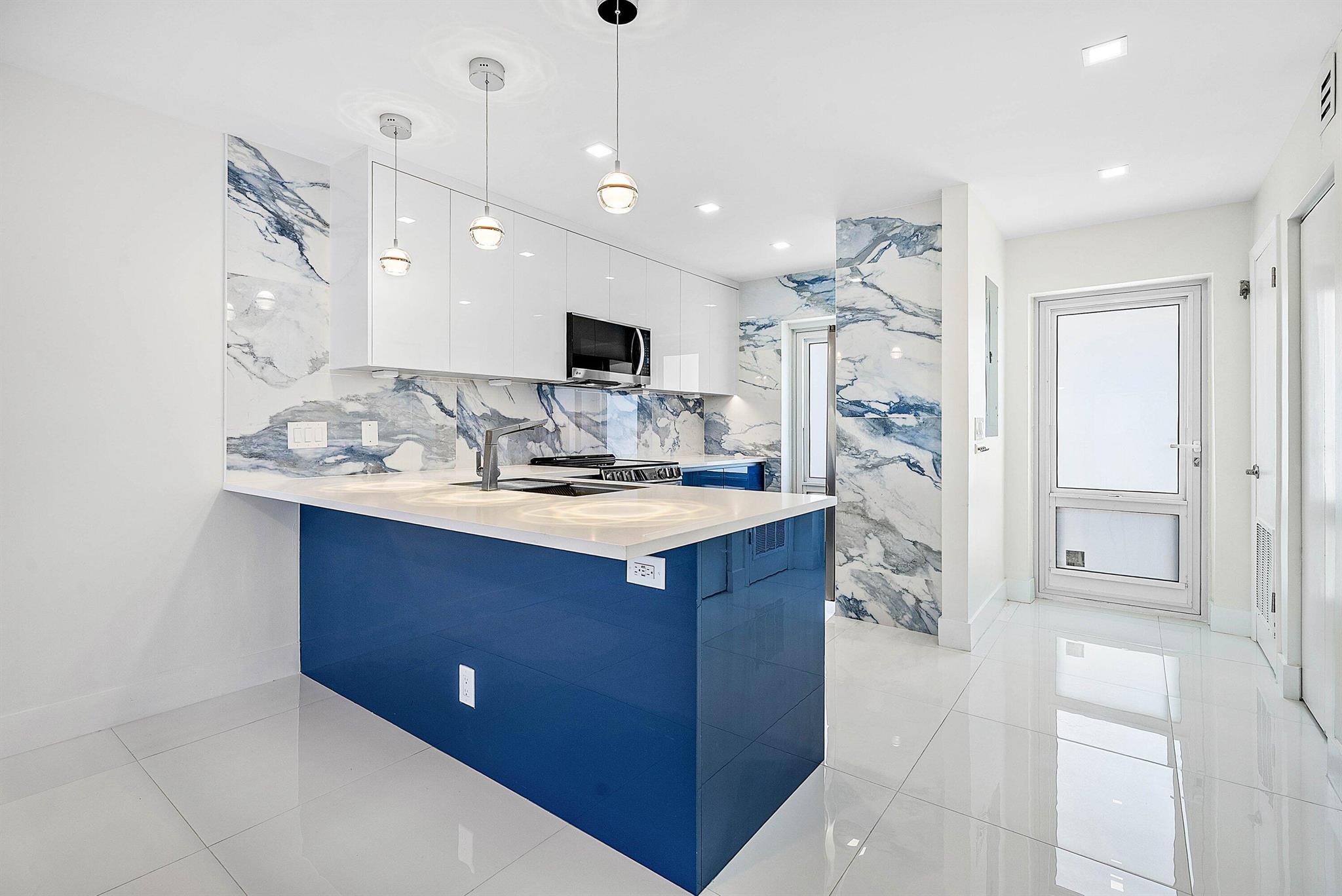 PENTHOUSE HIGHLANDS CONDO - Residential