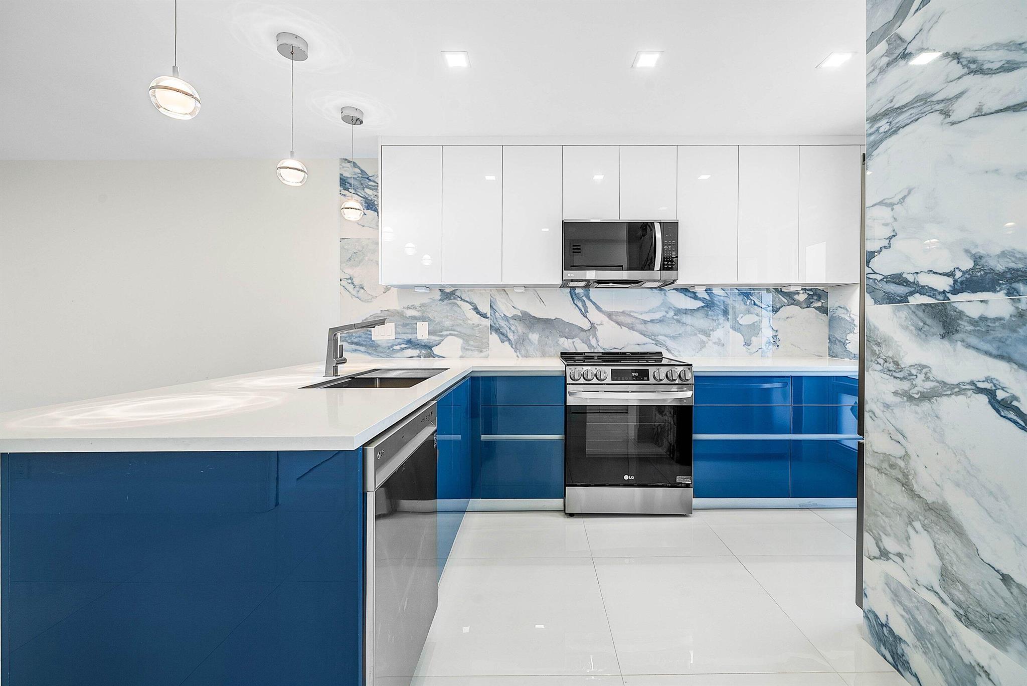 PENTHOUSE HIGHLANDS CONDO - Residential