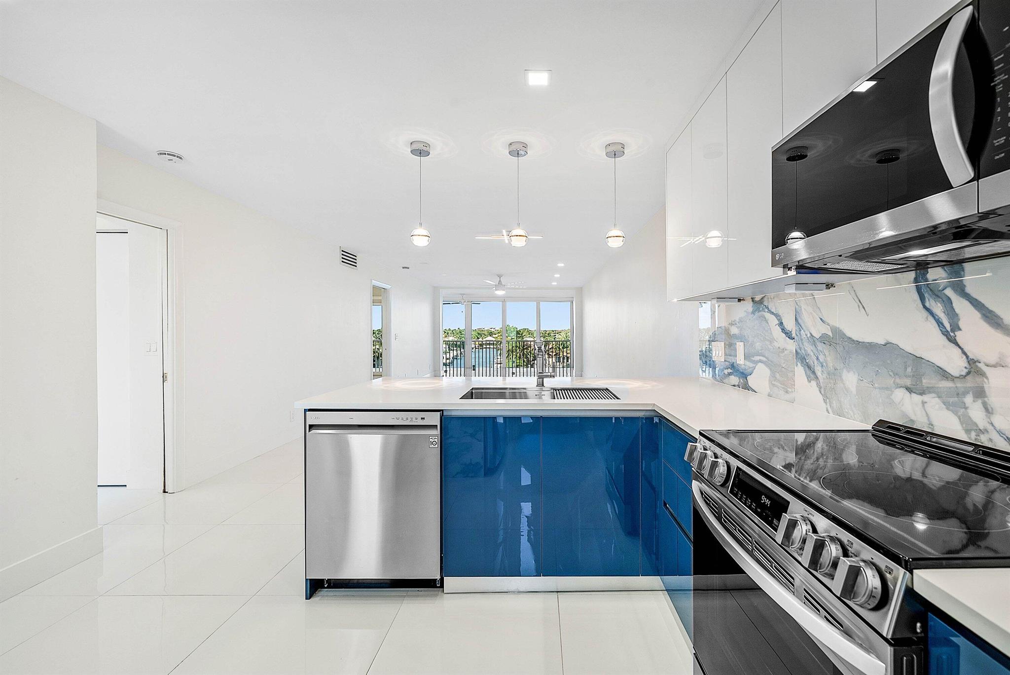 PENTHOUSE HIGHLANDS CONDO - Residential