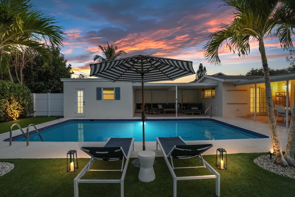 Photo of 19256 Country Club Drive, Jupiter, FL 33469 (MLS # R11168645)