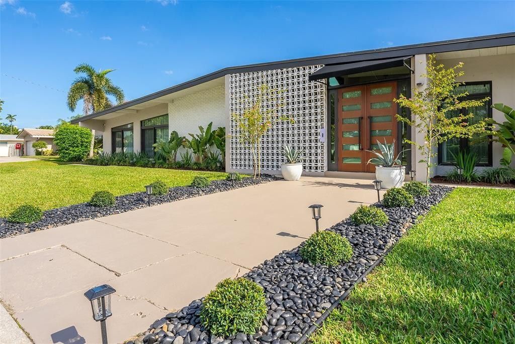 Photo of 521 N Highland Drive, Hollywood, FL 33021 (MLS # B26035119)