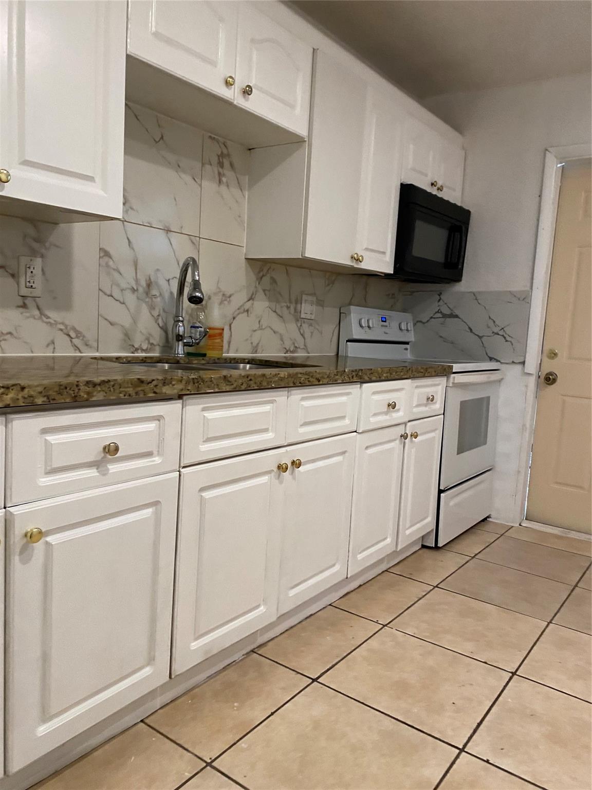 Beautiful 3B/2B duplex ready for move-in. Perfect for the family. Clean and recently renovated with fresh paint on the interior. New roof. A/C & water heater in great condition.
Unit boasts a split plan with 1B/1B and 2B/1B.
Centrally located in Plantation, close to Broward mall and major highways. Quiet neighborhood, great place to raise a family with excellent schools close by.
3 assigned parking spaces.
This one won't last!