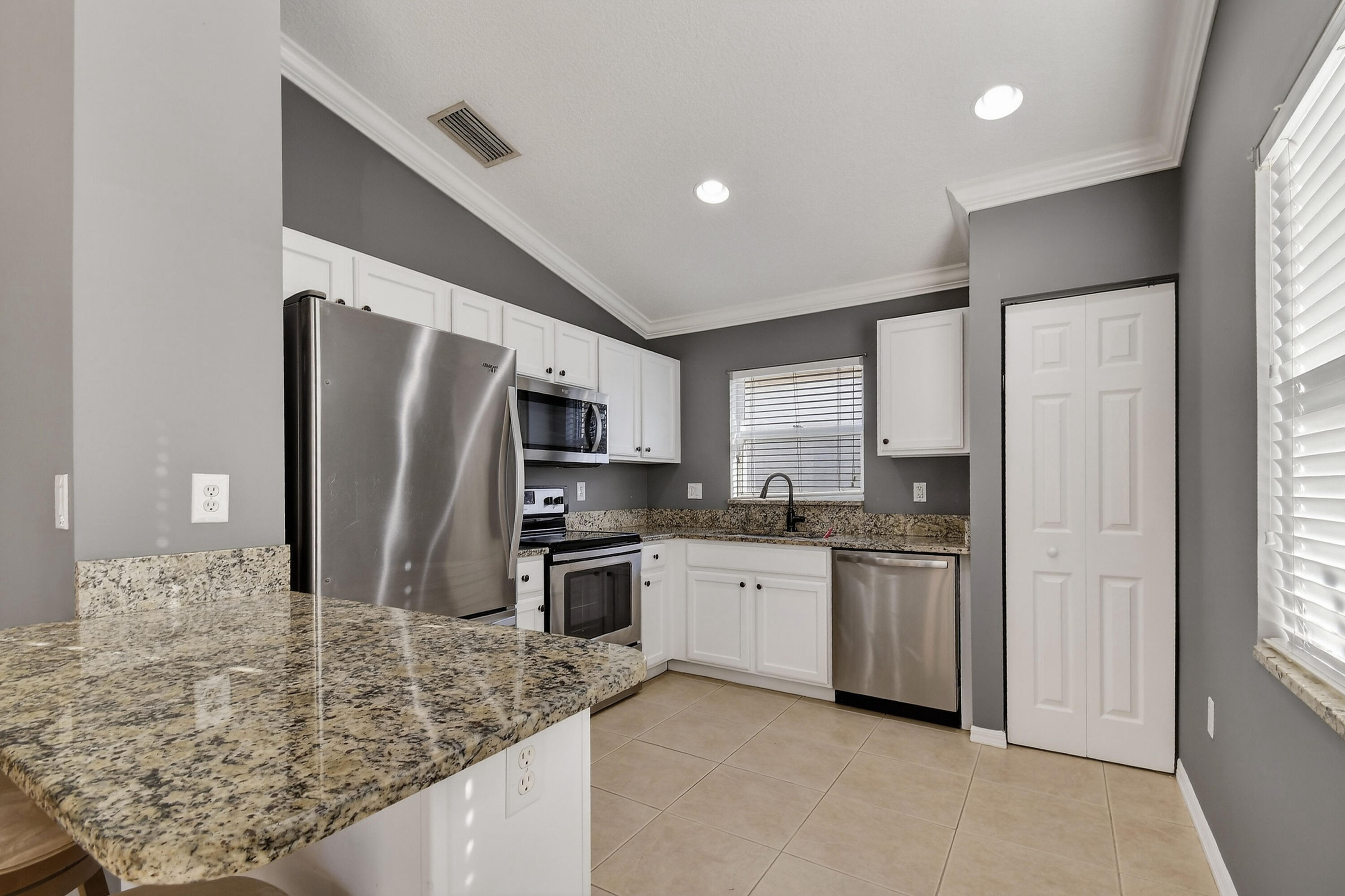 LAKEFOREST - Residential Lease