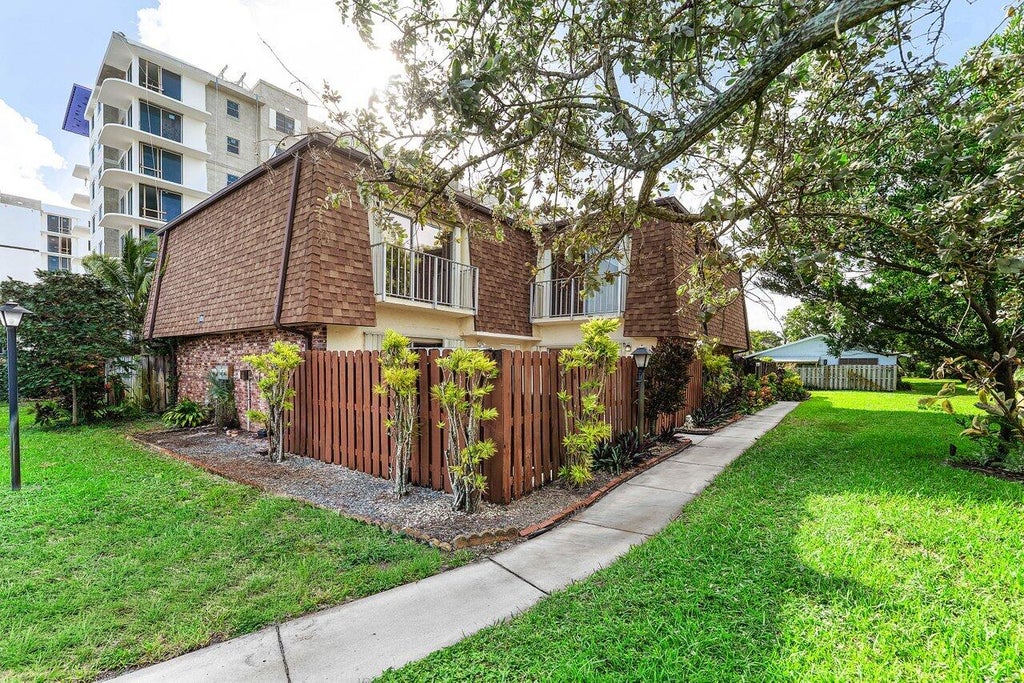 Photo of 562 SE 27th Terrace, Boynton Beach, FL 33435 (MLS # B26093673)