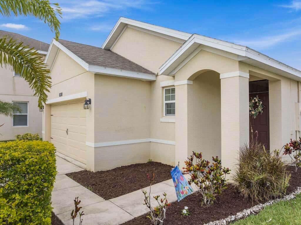 Photo of 10057 SW Newberry Avenue, Port Saint Lucie, FL 34987 (MLS # B26033732)