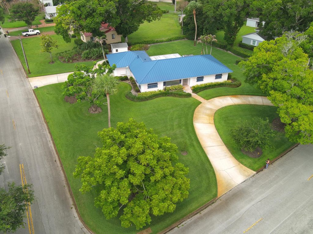 Photo of 2301 Avalon Avenue, Vero Beach, FL 32960 (MLS # B26030927)