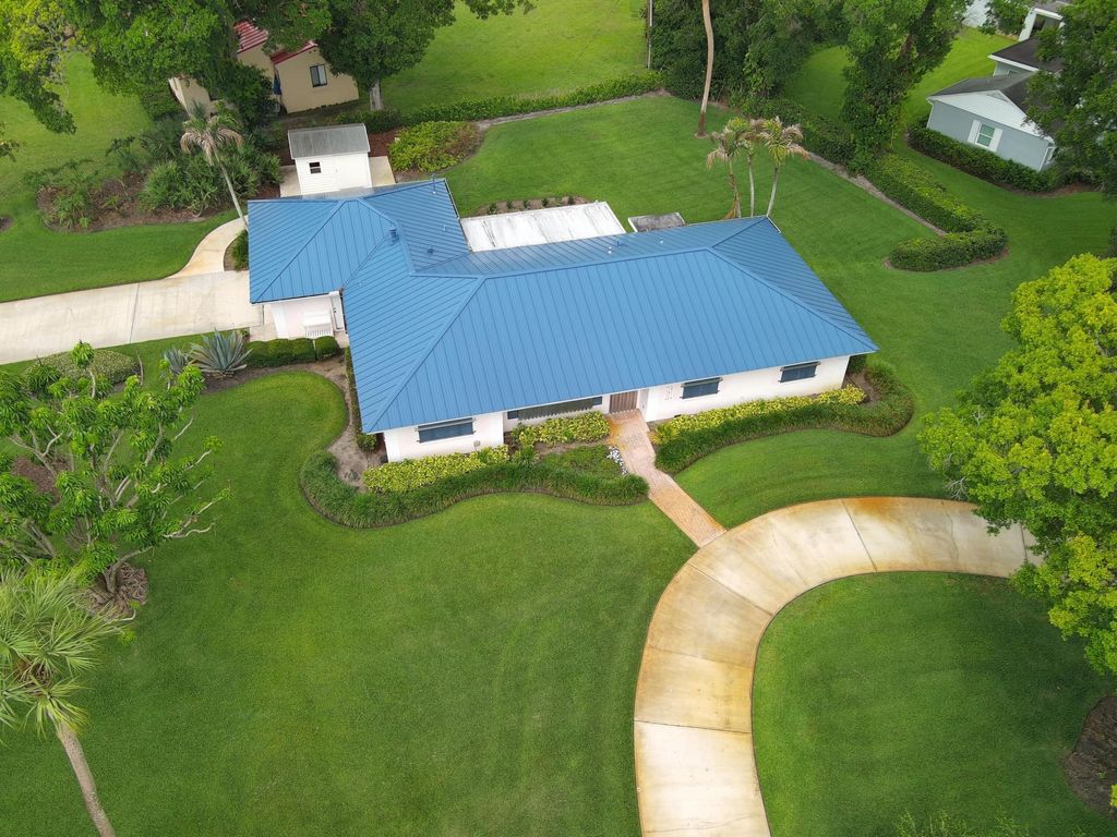 Photo of 2301 Avalon Avenue, Vero Beach, FL 32960 (MLS # B26030927)