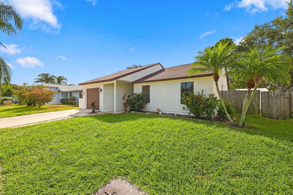 Photo of 184 GREENTREE Circle, Jupiter, FL 33458 (MLS # B26077511)