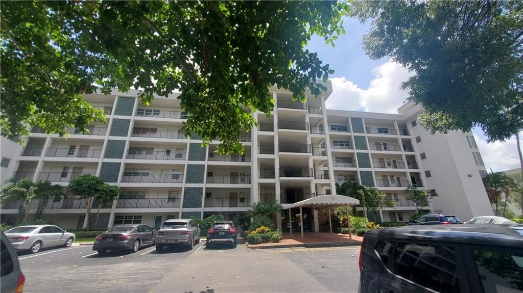 Photo of 2850 N Palm Aire Dr #304, Pompano Beach, FL 33069 (MLS # F10302975)