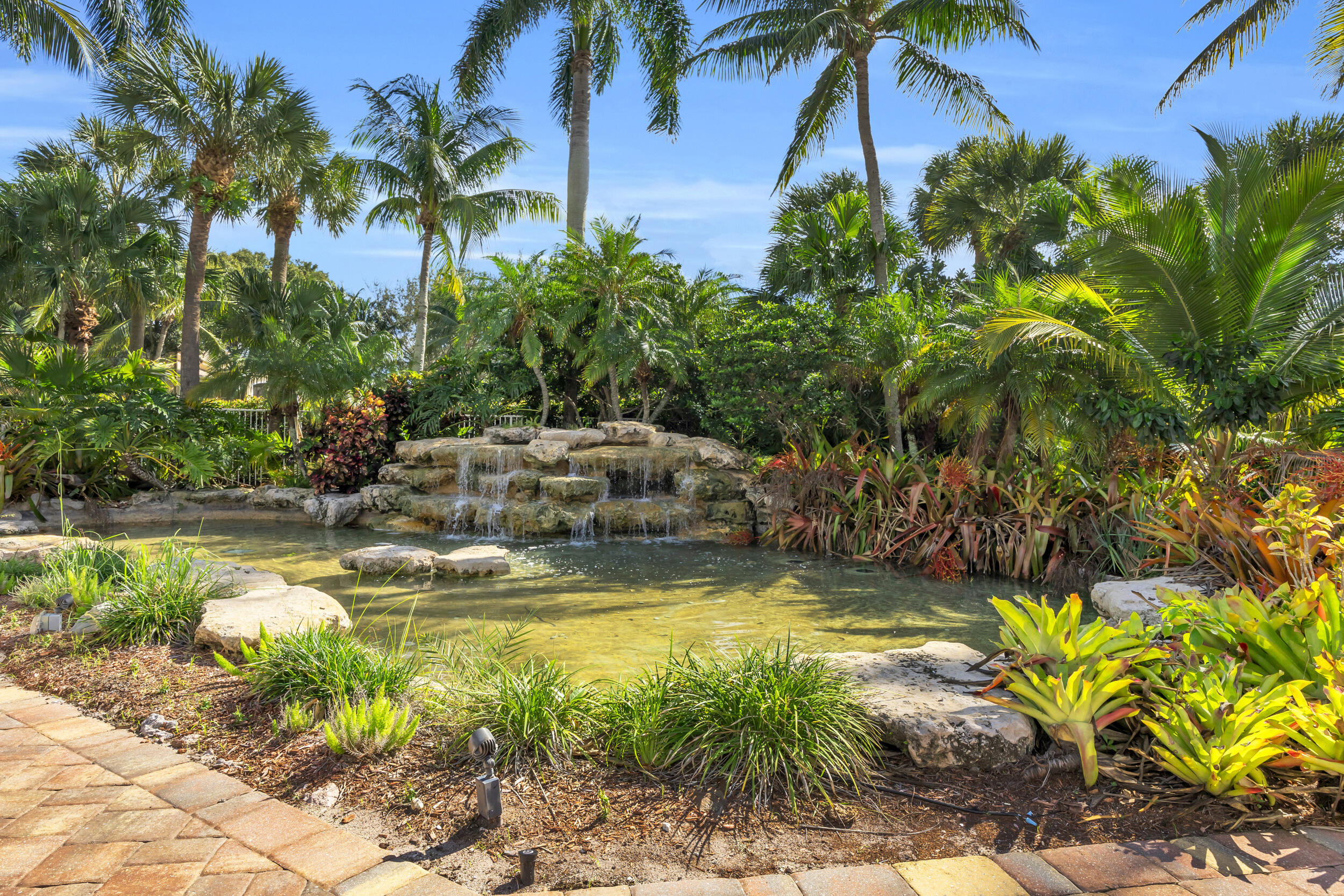 LIGHTHOUSE COVE AT TEQUESTA CONDO - Residential