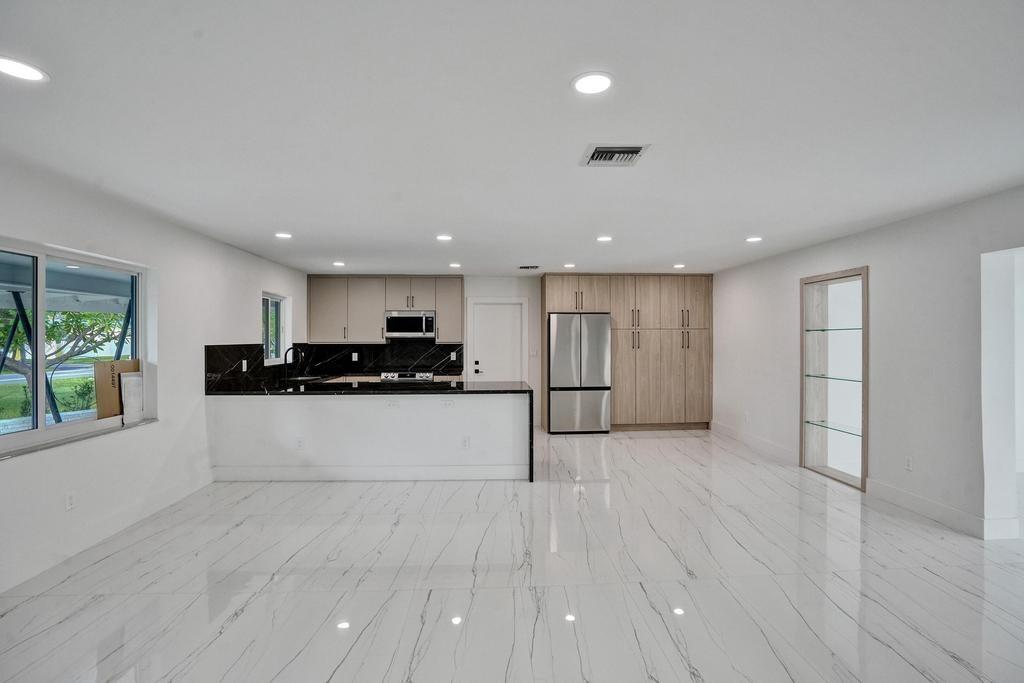 121 SE 8th St