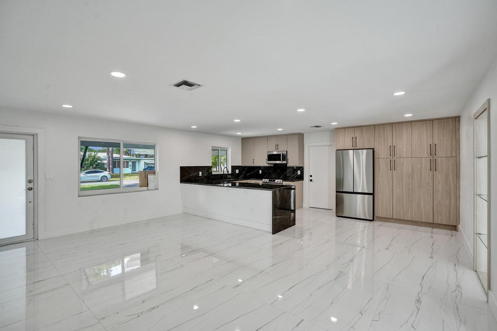 121 SE 8th St