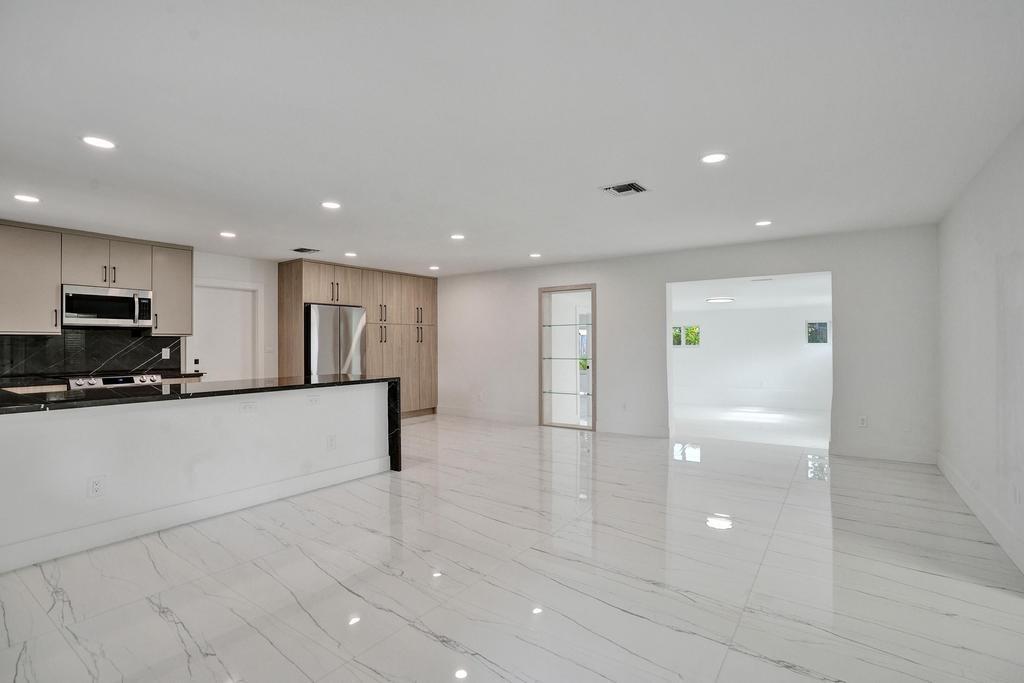 121 SE 8th St