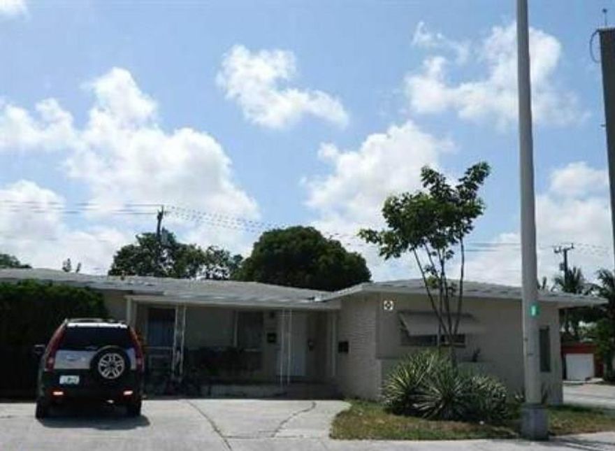 COZY ONE-BEDROOM APARTMENT IN THE HEART OF IT ALL! BLOCKS FROM FEDERAL HIGHWAY AND SUNRISE THIS UNIT FEATURES CONVENIENCE THAT IS UNPARALLELED!! TILE FLOORS, BRIGHT KITCHEN, LAUNDRY ON-SITE AND MUCH, MUCH MORE! WON'T LAST! COME SEE FOR YOURSELF!