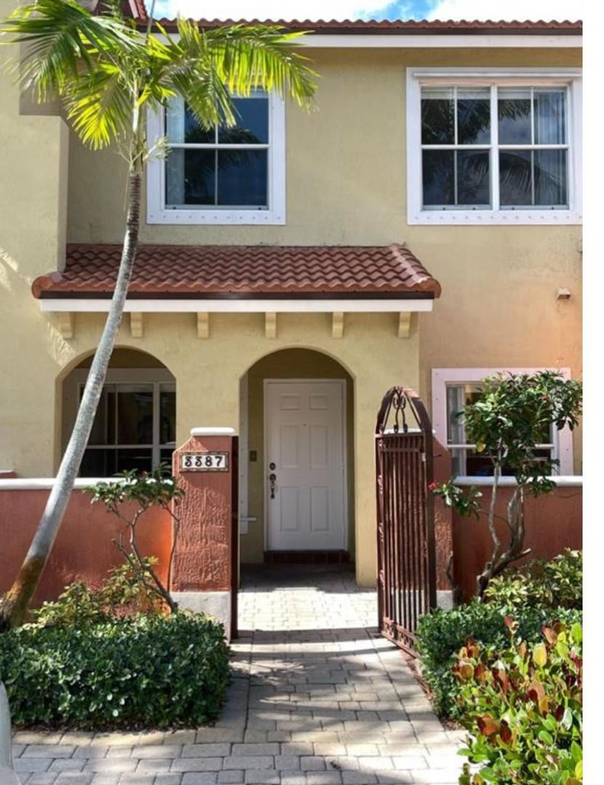 Townhouse for SALE. Great for investor. Rental allow after closing. Pool. 2 bedrooms and 2.5 bathroom townhome, 2nd story. tile on first floor, wood floor on 2nd wood floor, in excellent condition, new paint. ready for move in. community pool, Gated community, close to shopping. Need HOA application and approval.