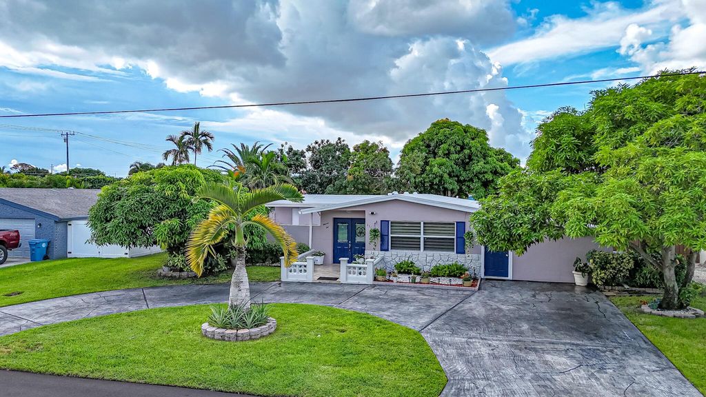 Photo of 1110 SW 24th Avenue, Boynton Beach, FL 33426 (MLS # R11123924)
