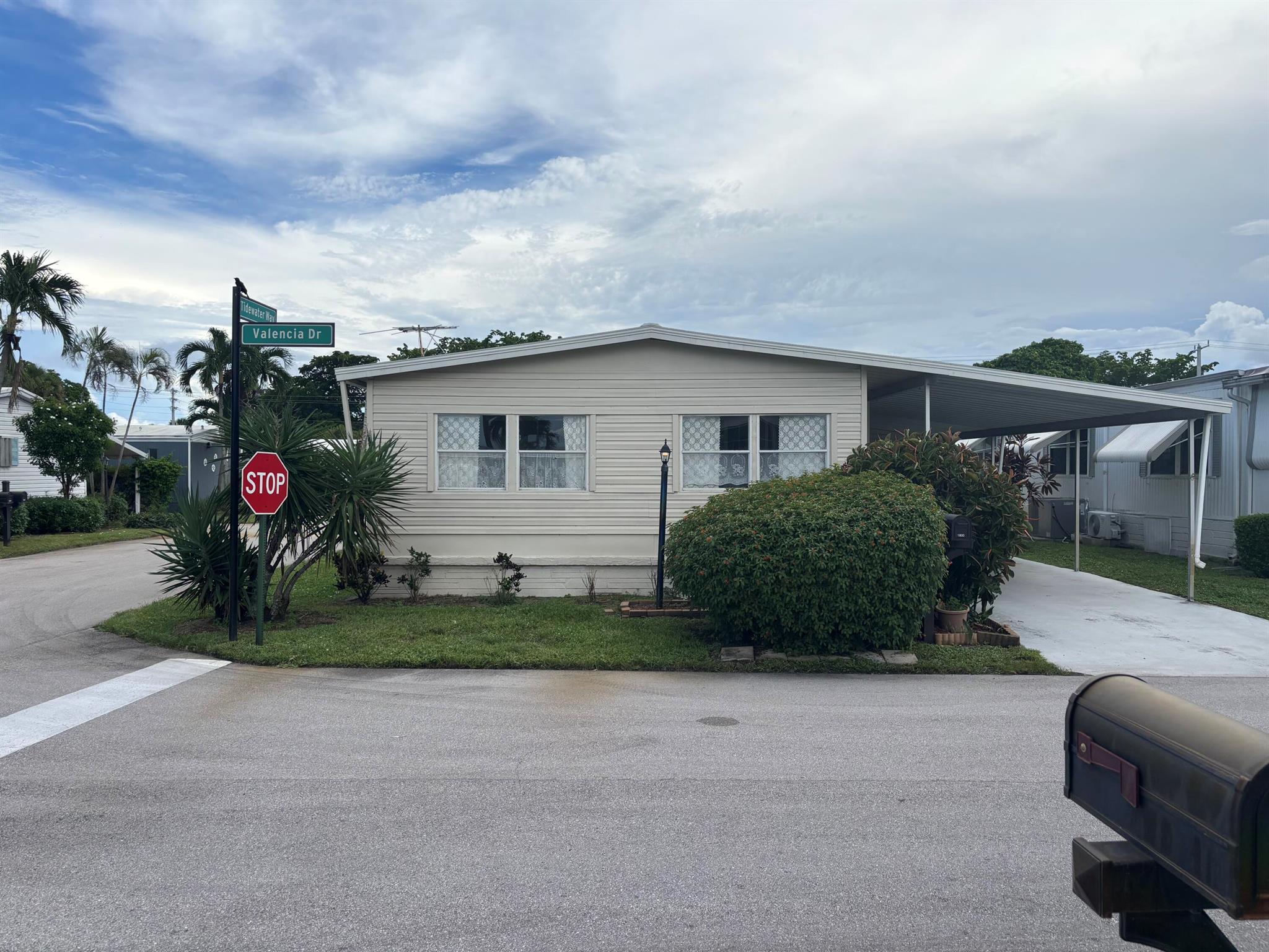 FOR SALE: Cozy mobile home in sunny SouthFlorida's Tidewater 55+ community! This homehas 2 bedrooms, 1 full restroom, and 1 halfrestroom (with shower). Front Florida room iswarm and inviting with tons of natural light androom for entertaining guests. Living room is quitespacious and has enough space for dining area.Tidewater is a 55+ community and includescertain amenities including a clubhouse, acommunity office, a shuffleboard playing area,and a swimming pool.