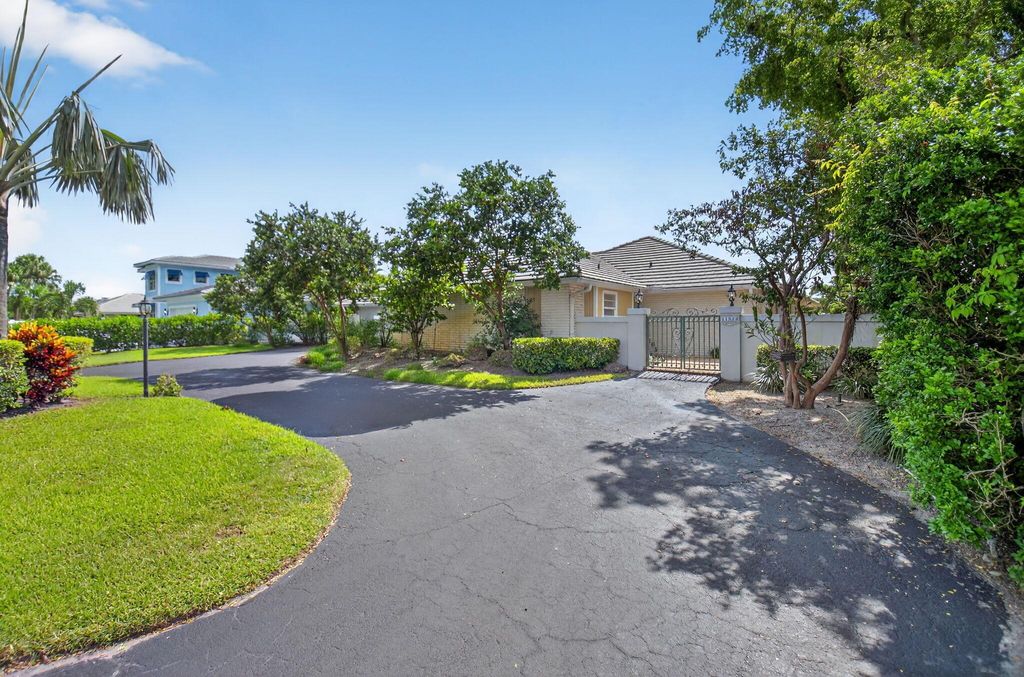 Photo of 11814 N Lake Drive, Boynton Beach, FL 33436 (MLS # R11099542)