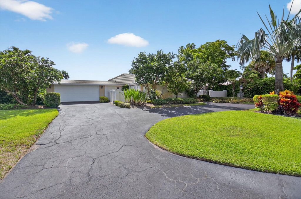 Photo of 11814 N Lake Drive, Boynton Beach, FL 33436 (MLS # R11099542)