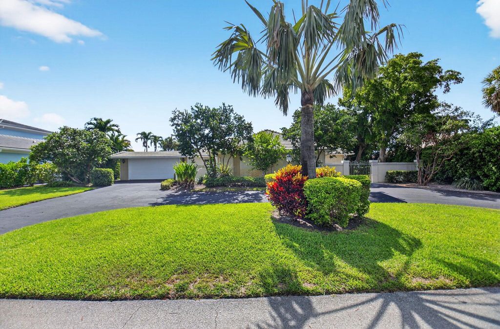 Photo of 11814 N Lake Drive, Boynton Beach, FL 33436 (MLS # R11099542)