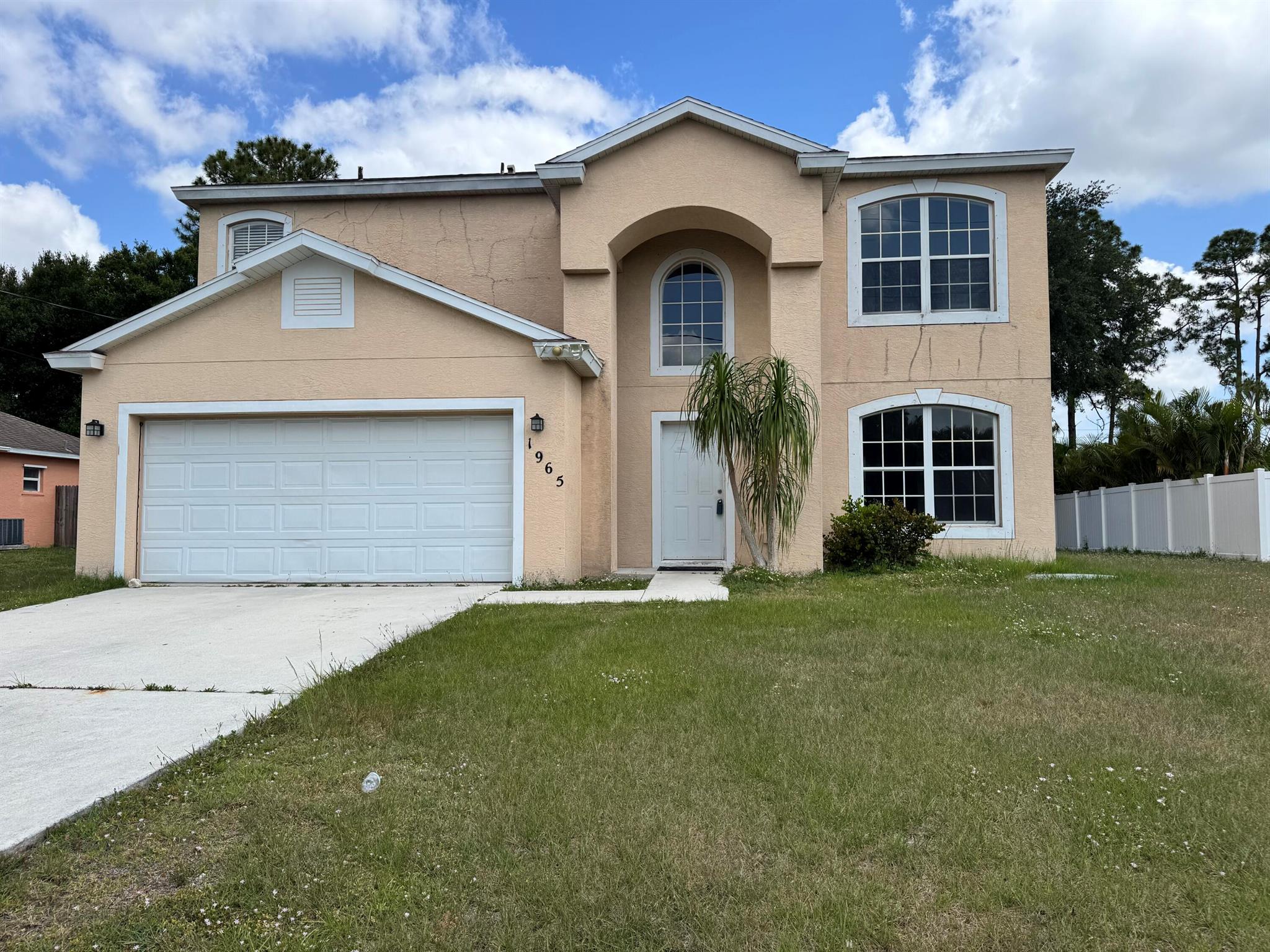 THIS 2 STORY SINGLE FAMILY HOME FEATURES 4 BEDROOMS 2.5 BATHROOMS , FORMAL LIVING ROOM, DINING ROOM, FAMILY ROOM AND LAUNDRY ROOM, PERFECT FOR A LARGE FAMILY. CLOSE TO SCHOOLS, SHOPPING, RESTAURANTS AND MAJOR EXPRESSWAYS.