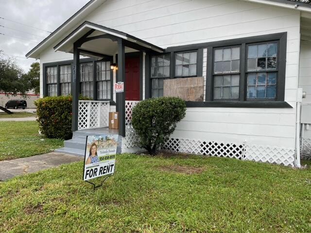 5/2 completely renovated. commercial or Residential, washer & dryer. Plenty parking spaces