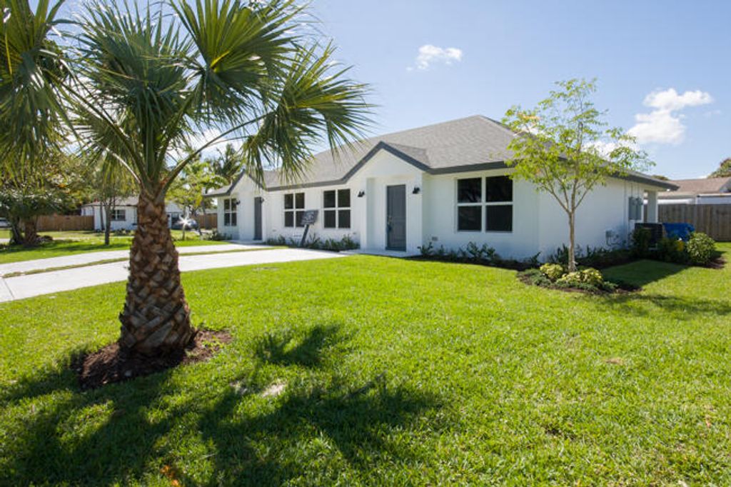 Photo of 195 S 4th Street, Lantana, FL 33462 (MLS # B26034823)