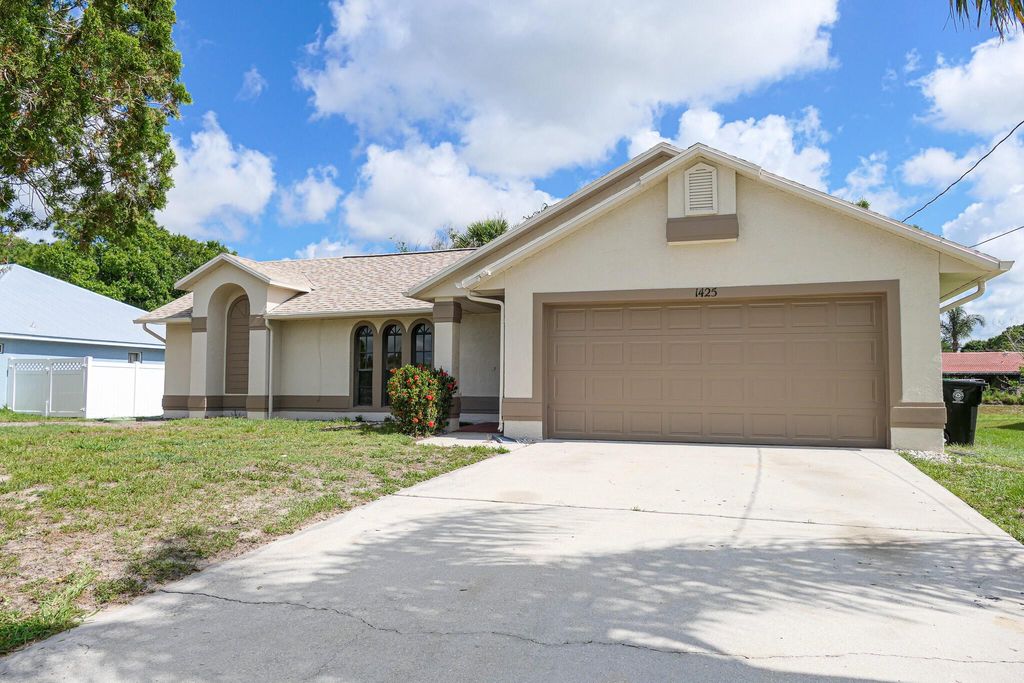 Photo of 1425 SW Gastador Avenue, Port Saint Lucie, FL 34953 (MLS # R10990070)