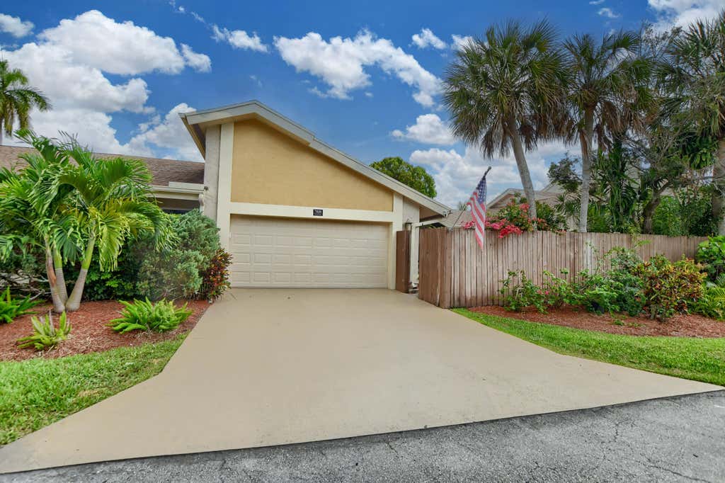Photo of 7820 Stanway Place W, Boca Raton, FL 33433 (MLS # R10987900)