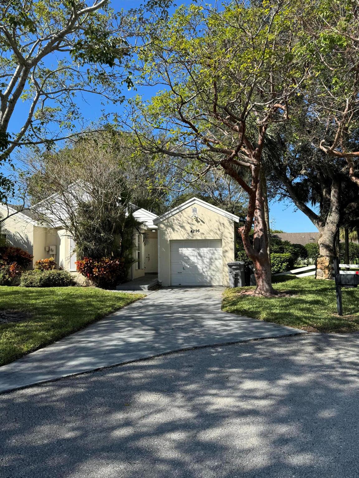 Beautiful 3 Bed, 2 BA Large Villa with a 1 car garage in a gated community for rent. Great community Pool and quiet neighborhood. Home not available till April 15,2024 (Non-Negotiable)