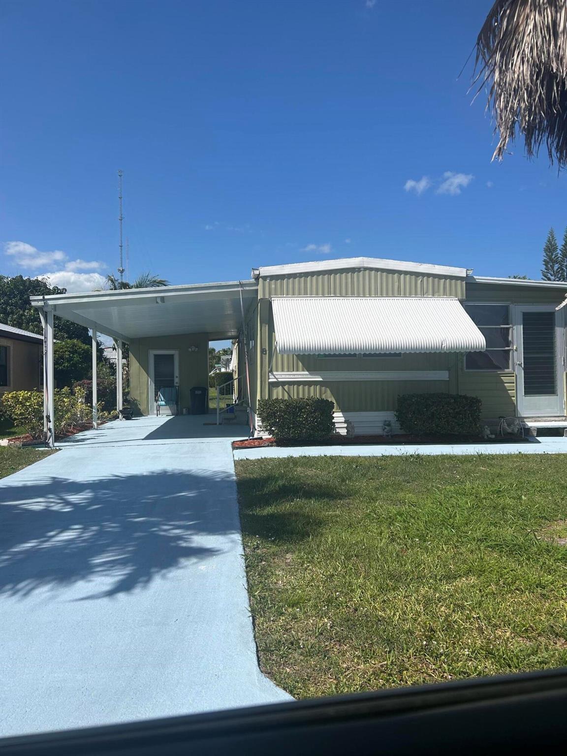 2/1 Mobile home in beautiful Spanish Lakes. Updated kitchen, Enclosed patio. Unlimited golf. Huge clubhouse, A host of amenities. Close to shops and beaches.