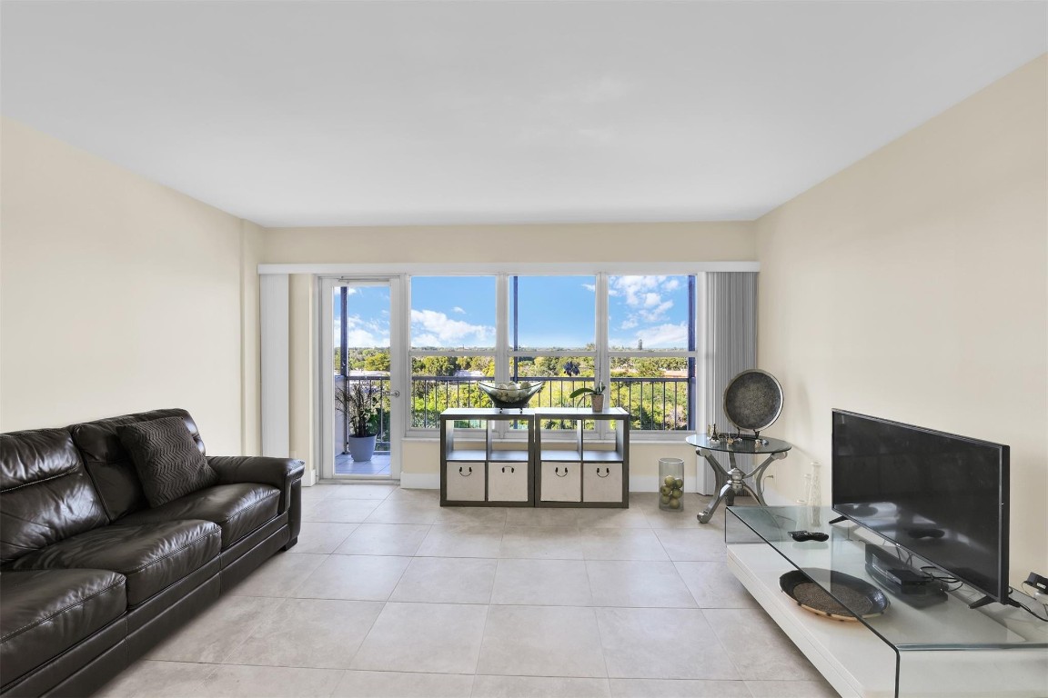 Country Club Tower - Residential