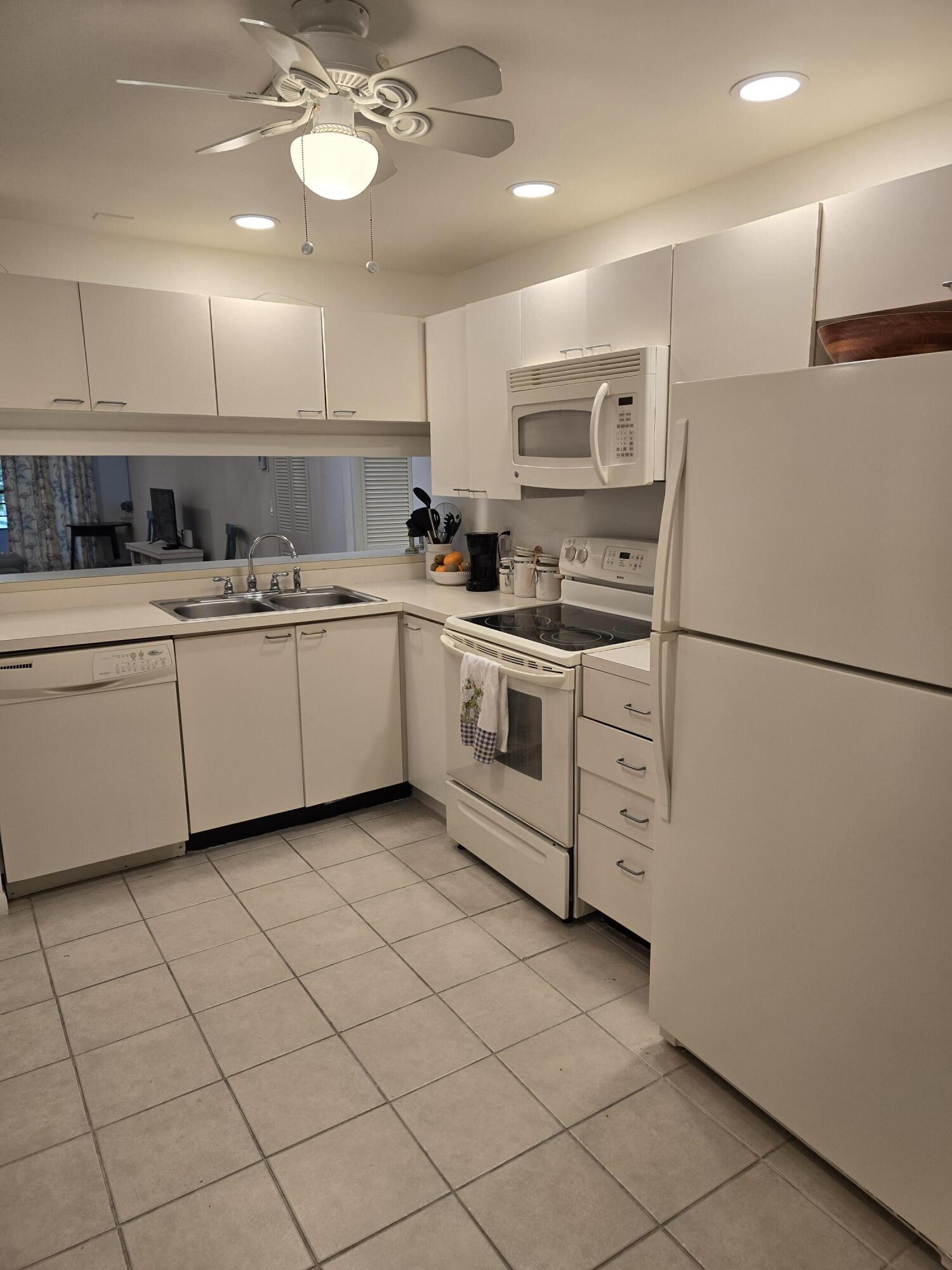 LA PAZ AT BOCA POINTE - Residential Lease