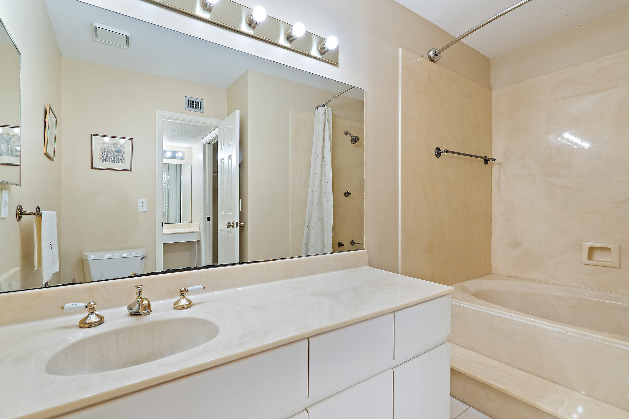 BEACHCOMBER CONDO - Residential Lease