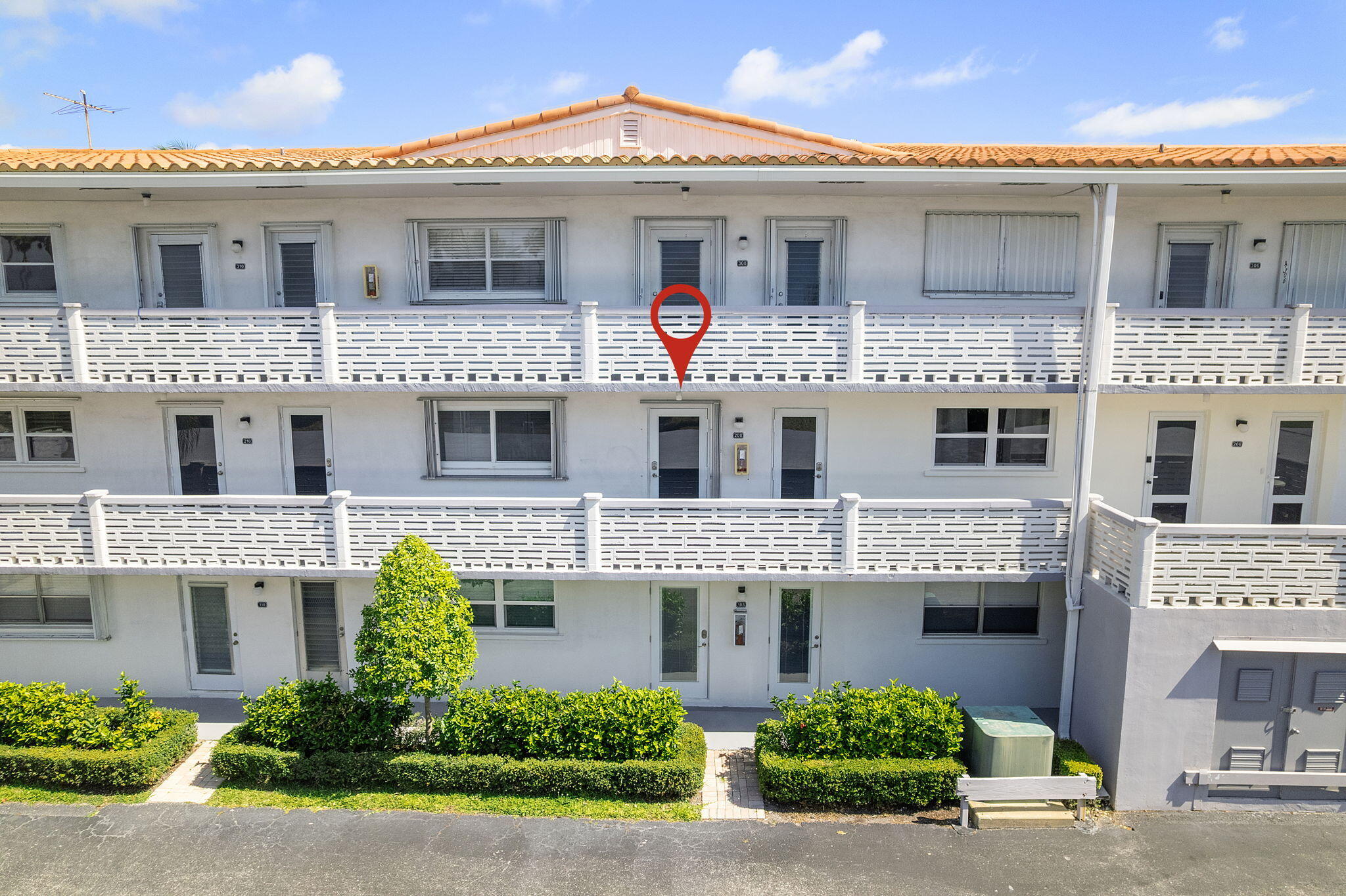PENTHOUSE NORTH CONDO - Residential Lease