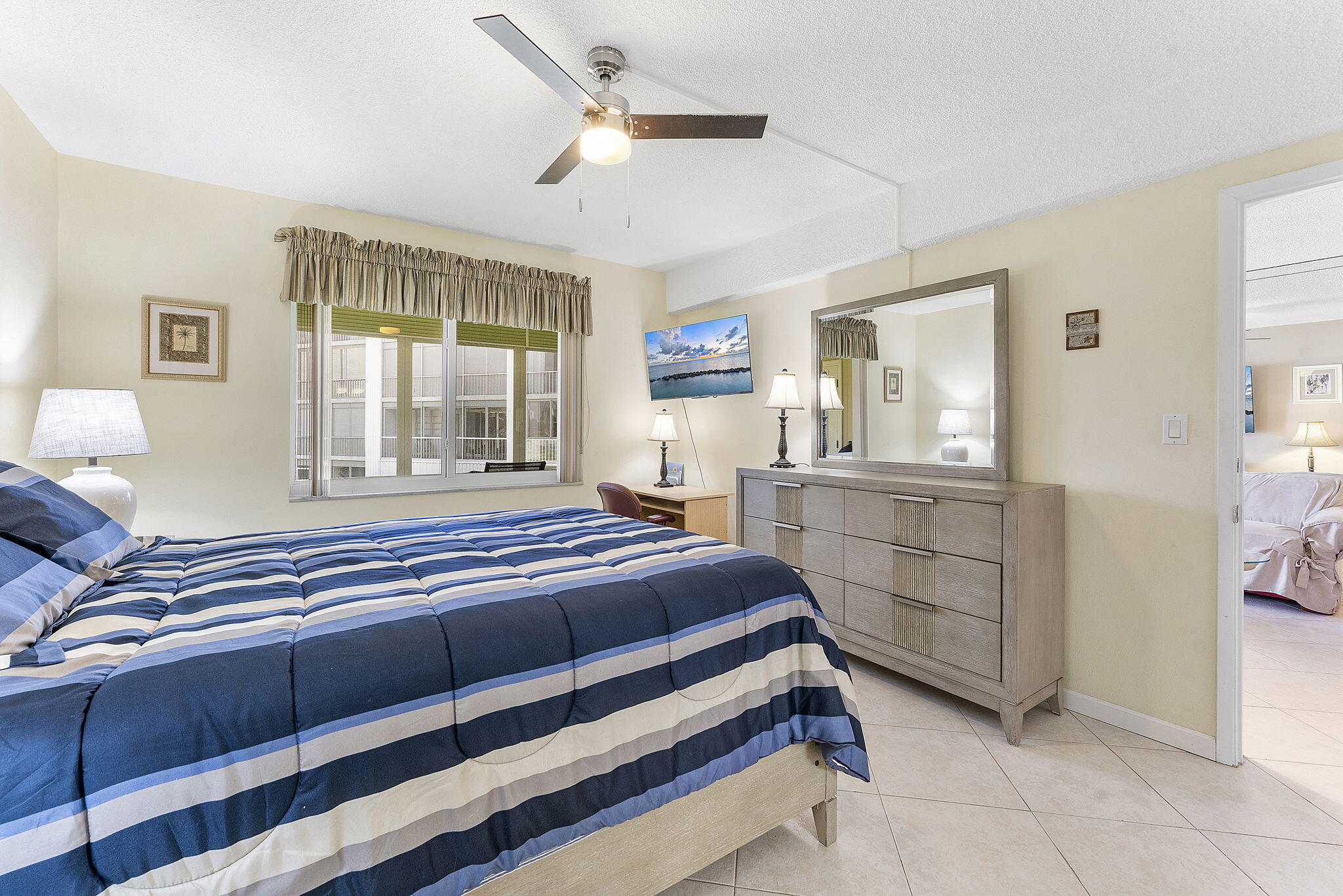 PENTHOUSE NORTH CONDO - Residential Lease