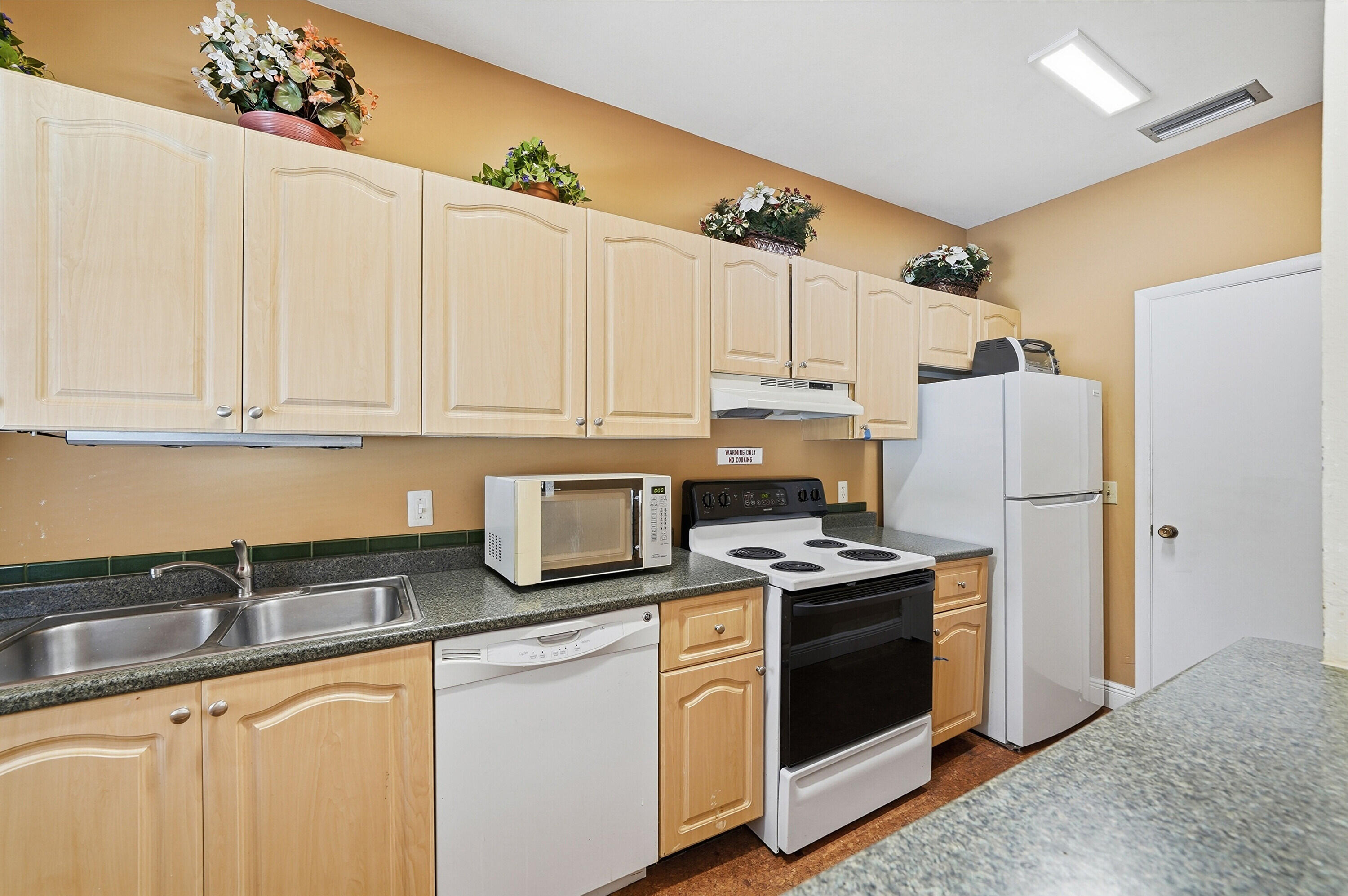 HAMMOCKS-LAKE FOREST CONDO - Residential