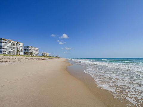 A home in Hutchinson Island