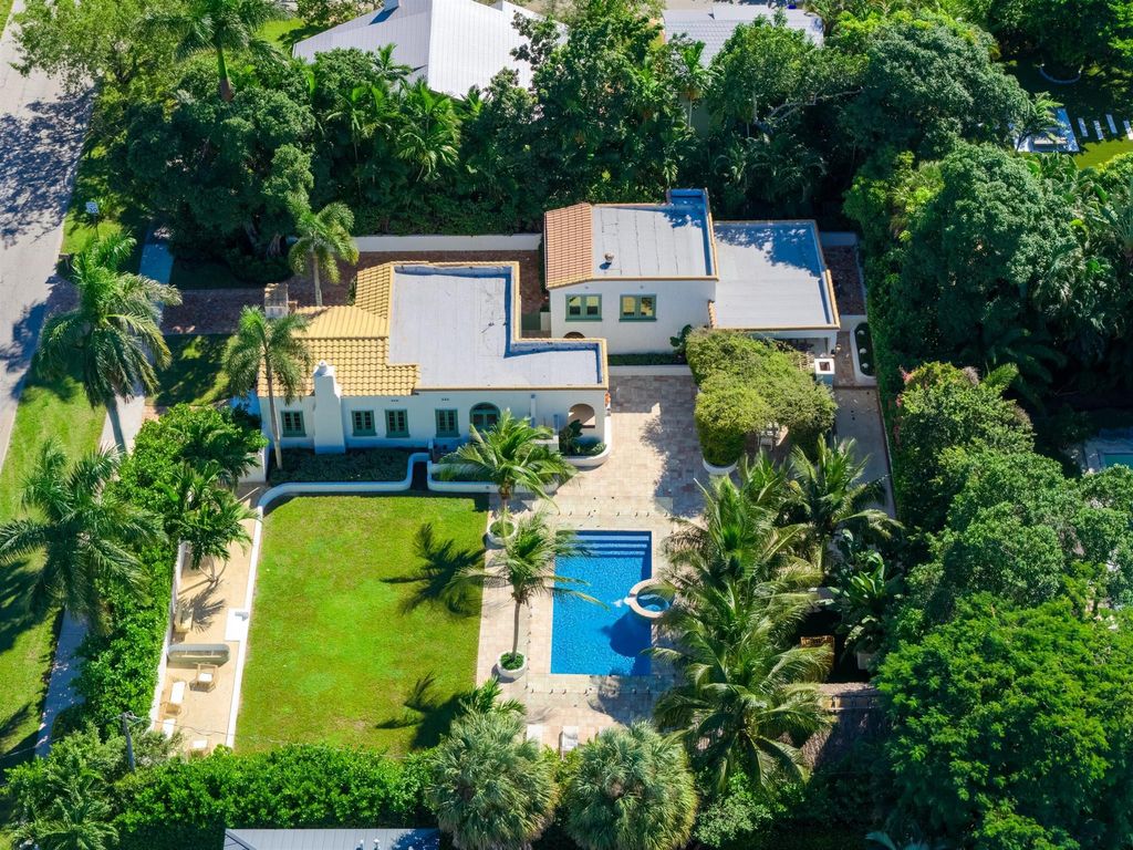 Photo of 704 N Swinton Avenue, Delray Beach, FL 33444 (MLS # R11134425)