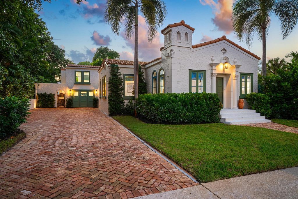 Photo of 704 N Swinton Avenue, Delray Beach, FL 33444 (MLS # R11134425)