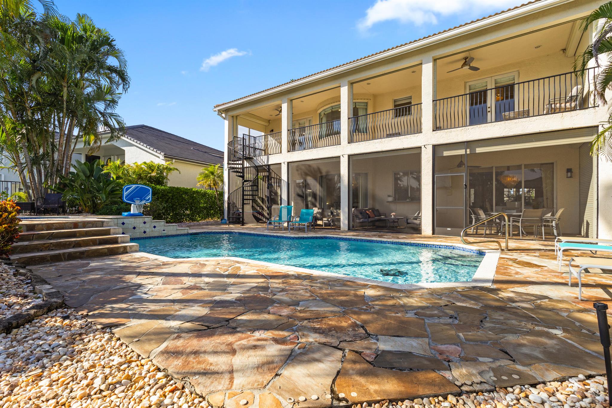 SATURNIA - Residential