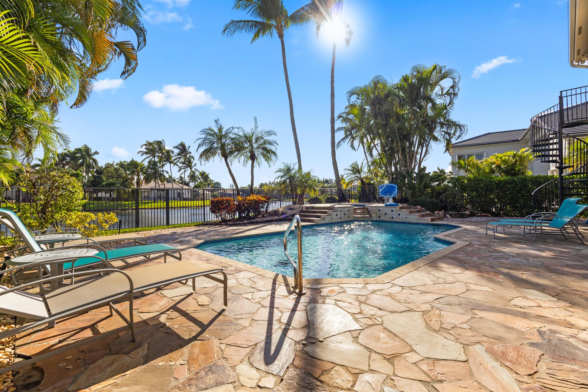 SATURNIA - Residential