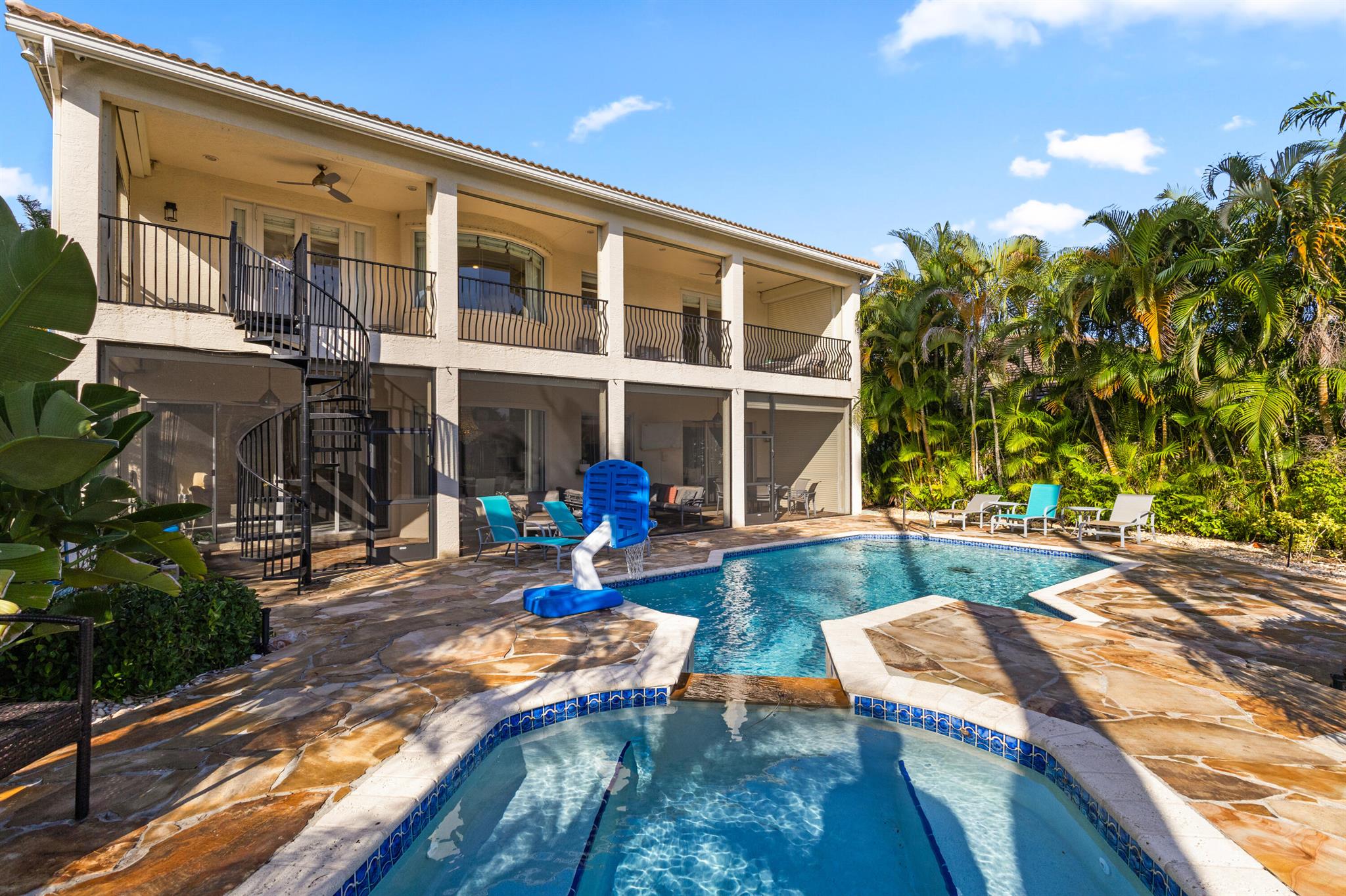 SATURNIA - Residential