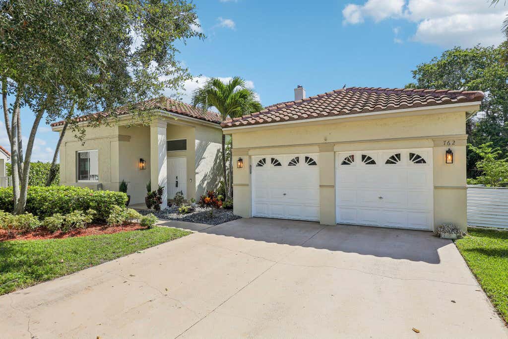 Photo of 762 Heritage Drive, Weston, FL 33326 (MLS # B26065087)