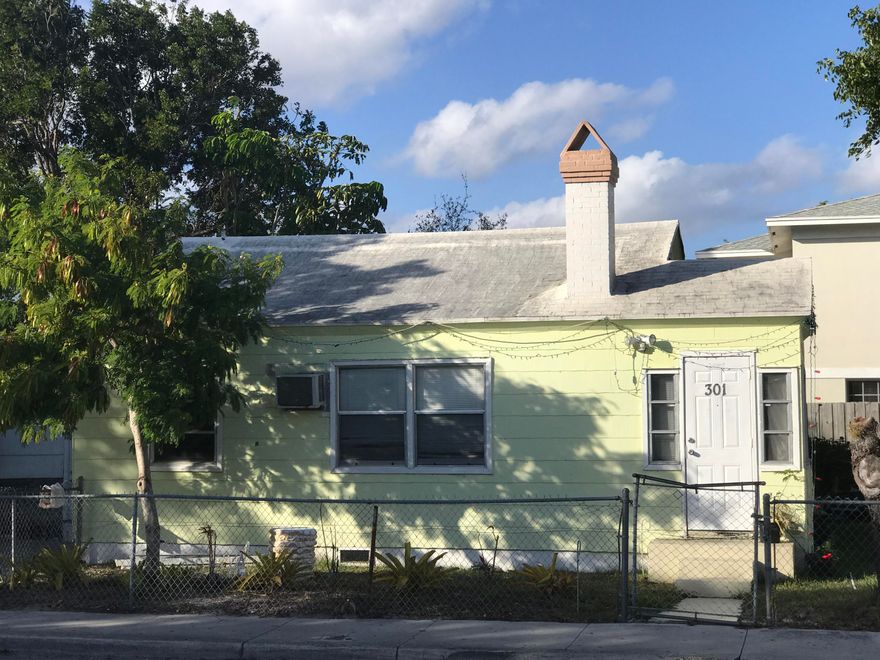 Unique investment opportunity near desirable downtown Lake Worth.  Two bedroom 1 bath on corner lot. Currently rented month to month by long term tenants.  Cash only.