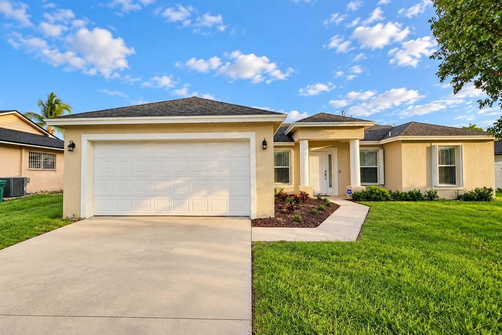 Photo of 326 SE STARFISH Avenue, Port Saint Lucie, FL 34983 (MLS # B26078854)