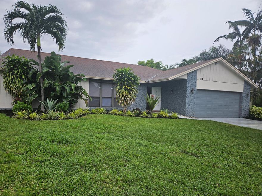 EAST BOCA RATON NEIGHBORHOOD WITH NO HOA. UPDATED WITH MODERN FEATURES; SS
APPLIANCES, QUARTZ COUNTERTOPS
PORCELAIN TILE FLOORS THROUGHOUT.
PRIVATE POOL, WITH COVERED AREA GREAT FOR RELAXATION OR ENTERTAINING. 
LARGE LOT THAT CAN BE GREAT FOR PARKING
BOAT OR RV.

4th bedroom is small, no closet great office.