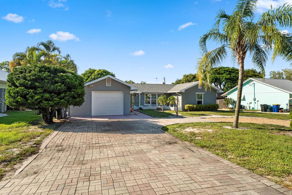 Photo of 4805 SE Manatee Terrace, Stuart, FL 34997 (MLS # R11063964)